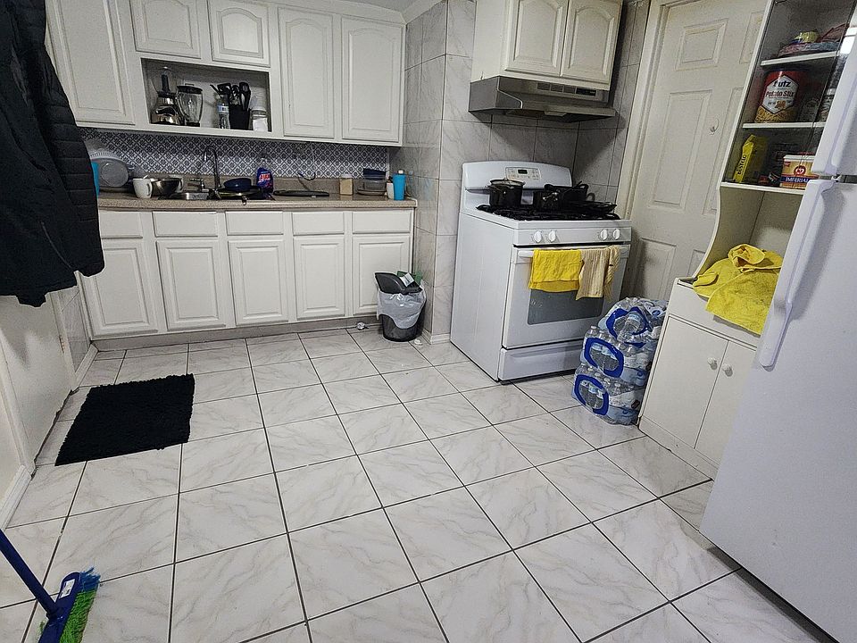 1st image of 10618 Pinegrove St