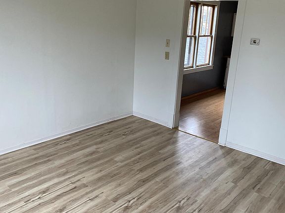 4th image of 4922 Northcote Ave #2