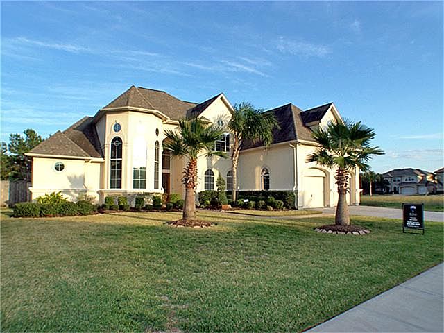 WOW! This stylish stucco home nestled in the master planned community of Shadow Creek Ranch, is sure to delight you!