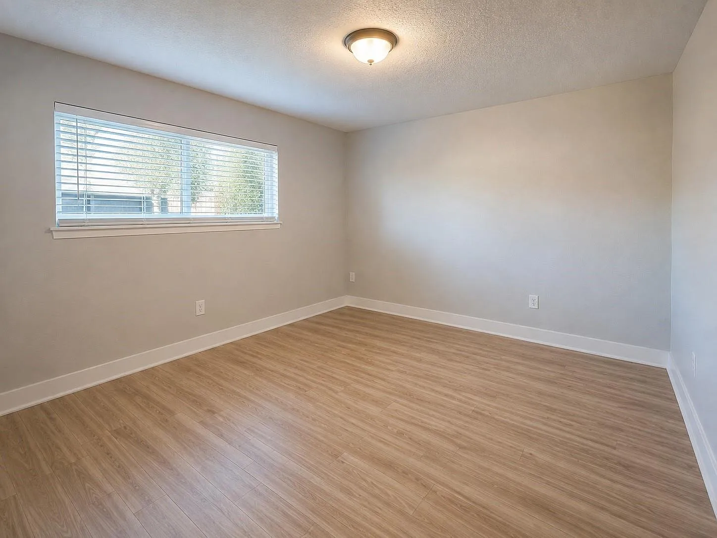 3 bed, 2.0 bath, 3237 sqft, $1,850 — Photo 4