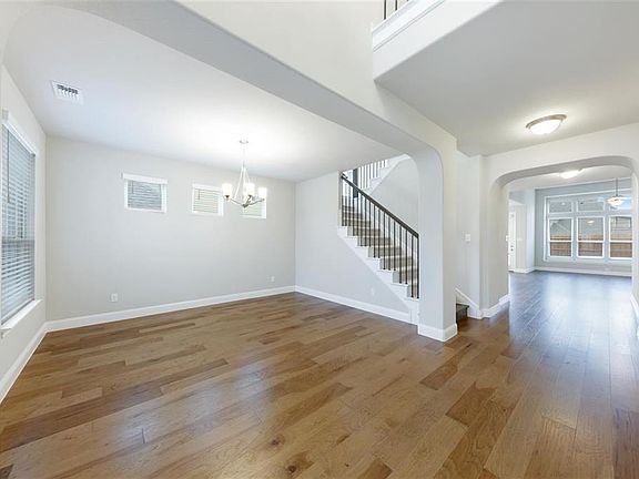4th image of 936 Manuel Dr