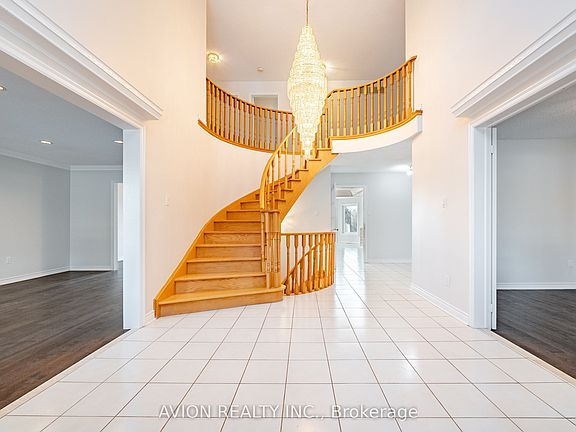 3rd image of 103 Spadina Rd