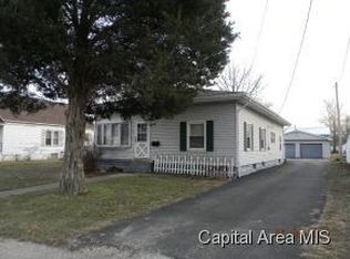 542 W Dean St, Virden, IL 62690