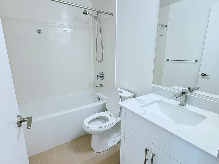 105 The Queensway #1008 — Photo 7