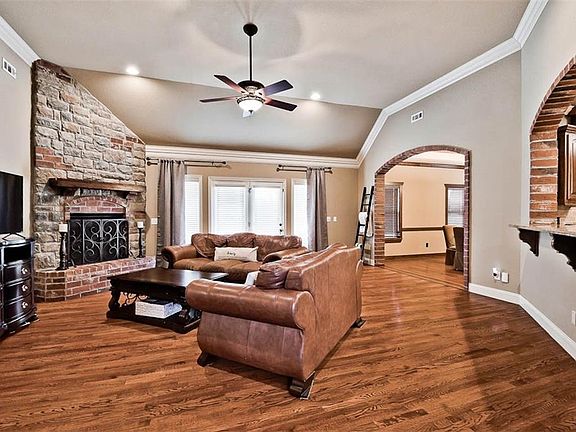 5th image of 3406 NE Oaktrace Ave