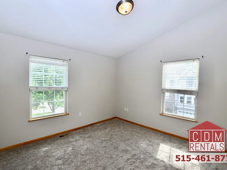 293 NE Basswood — Photo 12