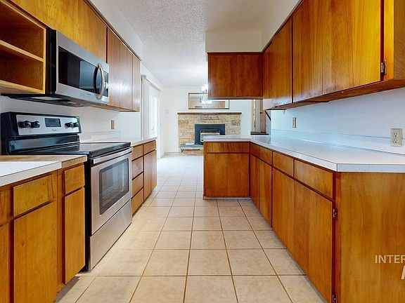 3rd image of 196 Main St