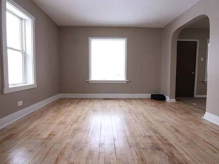 39 Empress Ave N #1 — Photo 2