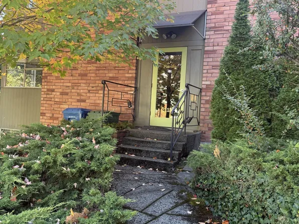 2113 N 37th St APT 2, Seattle, WA 98103