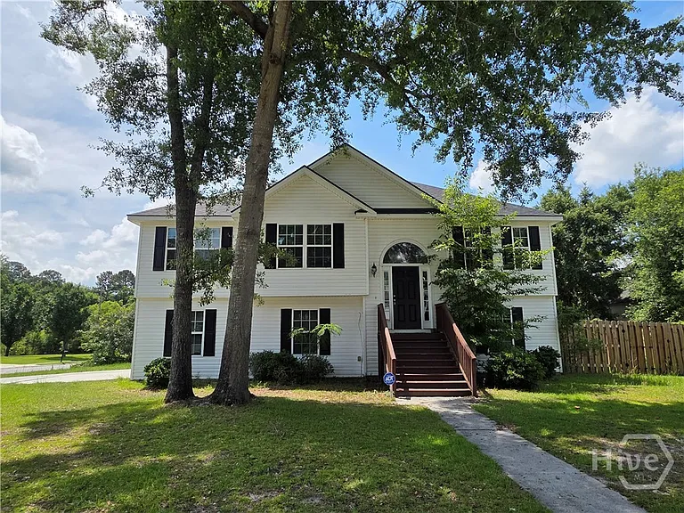 301 Aspen Dr — Photo 1