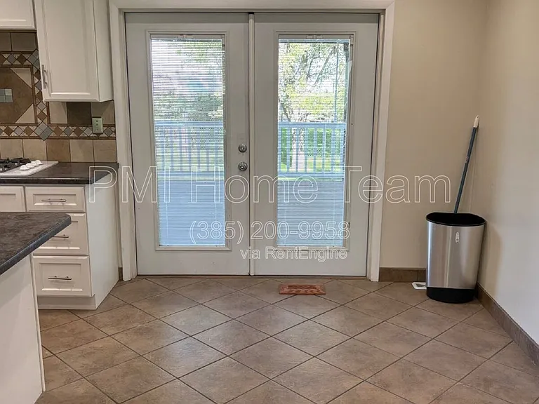 6068 S 2850 W — Photo 9