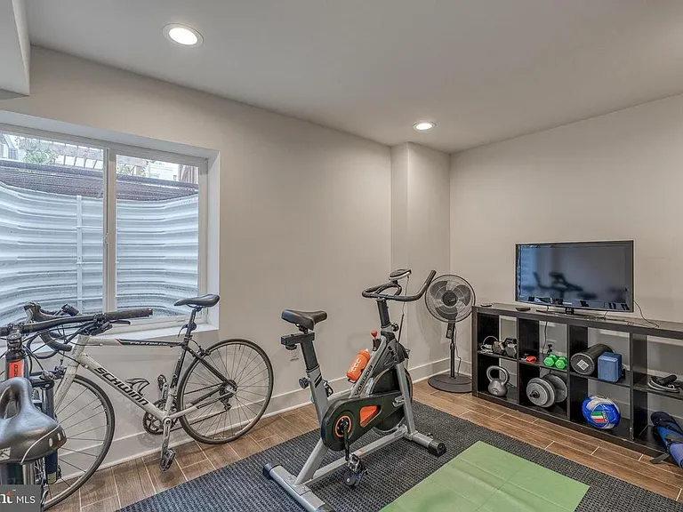 1239 E Palmer St — Photo 27