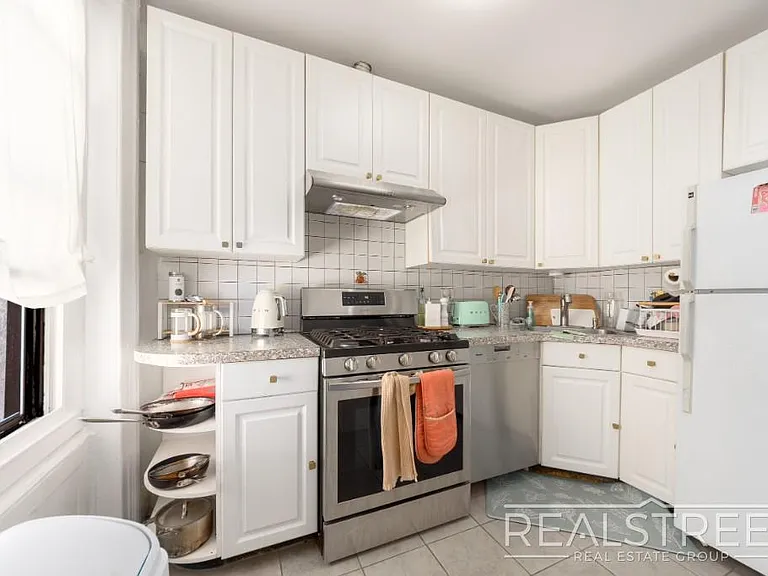 431 Clinton St #2 — Photo 9