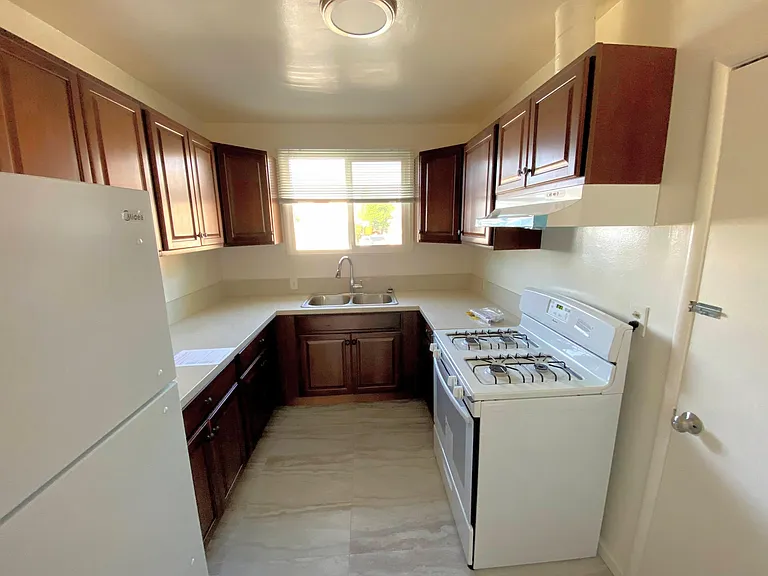 1443 Rock Glen Ave #210 — Photo 3
