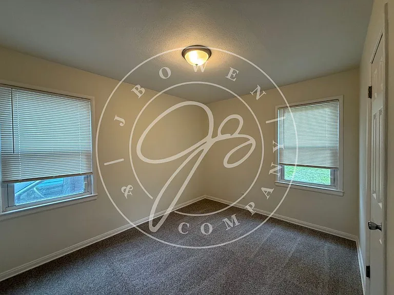 1014 Mackow Dr — Photo 4