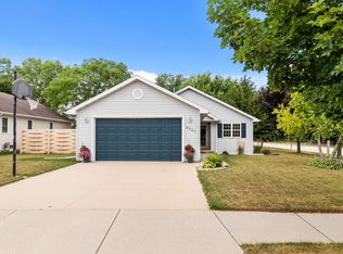 2501 Maple Grove Dr, Neenah, WI 54956