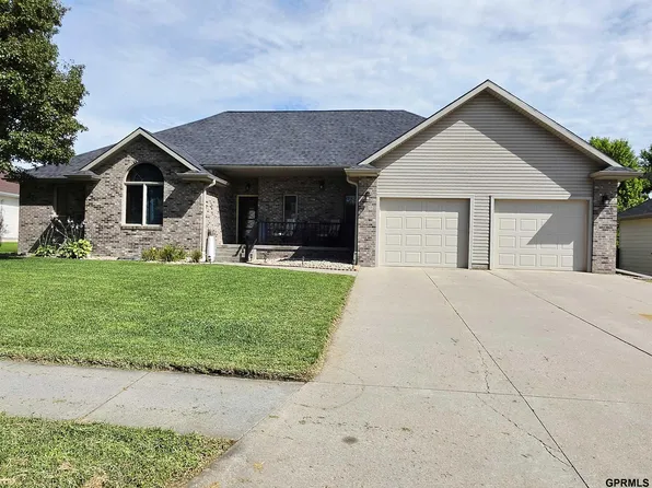 610 Leisure Ln, Hastings, NE 68901