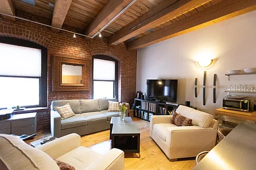 21 Wormwood St Photo 1