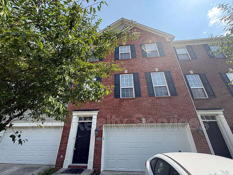 3 bed, 3.5 bath, 2562 sqft, $2,300 — Photo 2