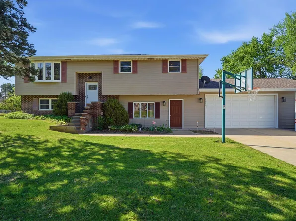 2276 Robin Rd, Washington, IL 61571