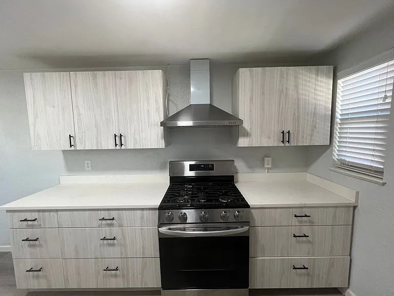 Beautifully Renovated 2 bedroom in Aurora! Right on the park and close to Stanley Marketplace! — Photo 6