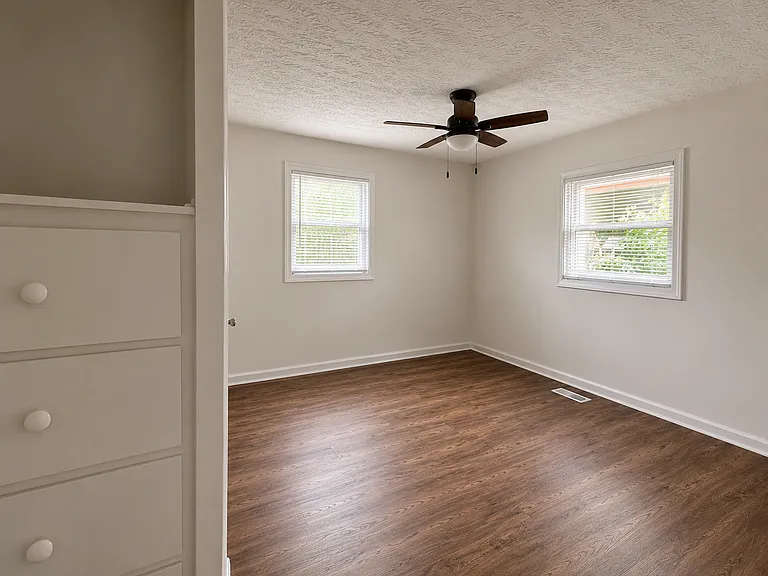 4235 Rookwood Ave — Photo 14