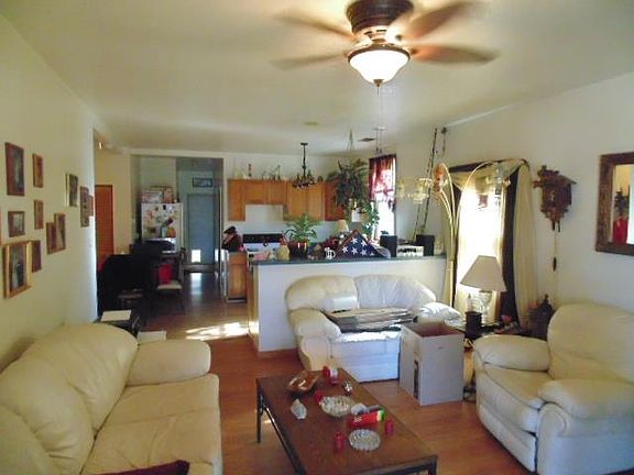 4th image of 827 S 10th St