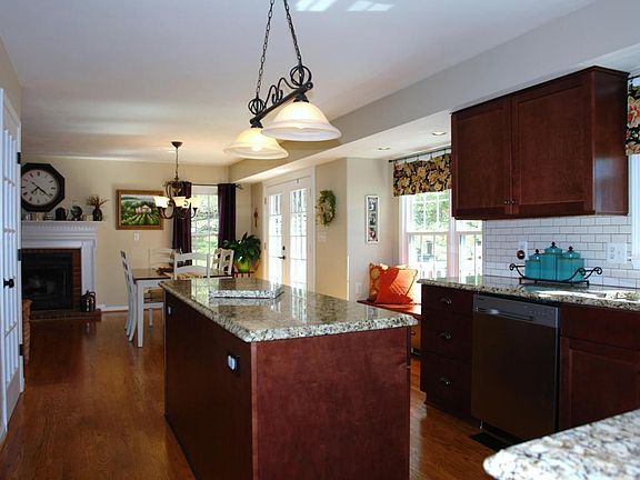 3rd image of 94 Apple Blossom Cir
