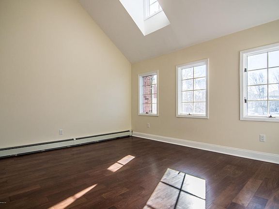 4th image of 15 Lexington Ln