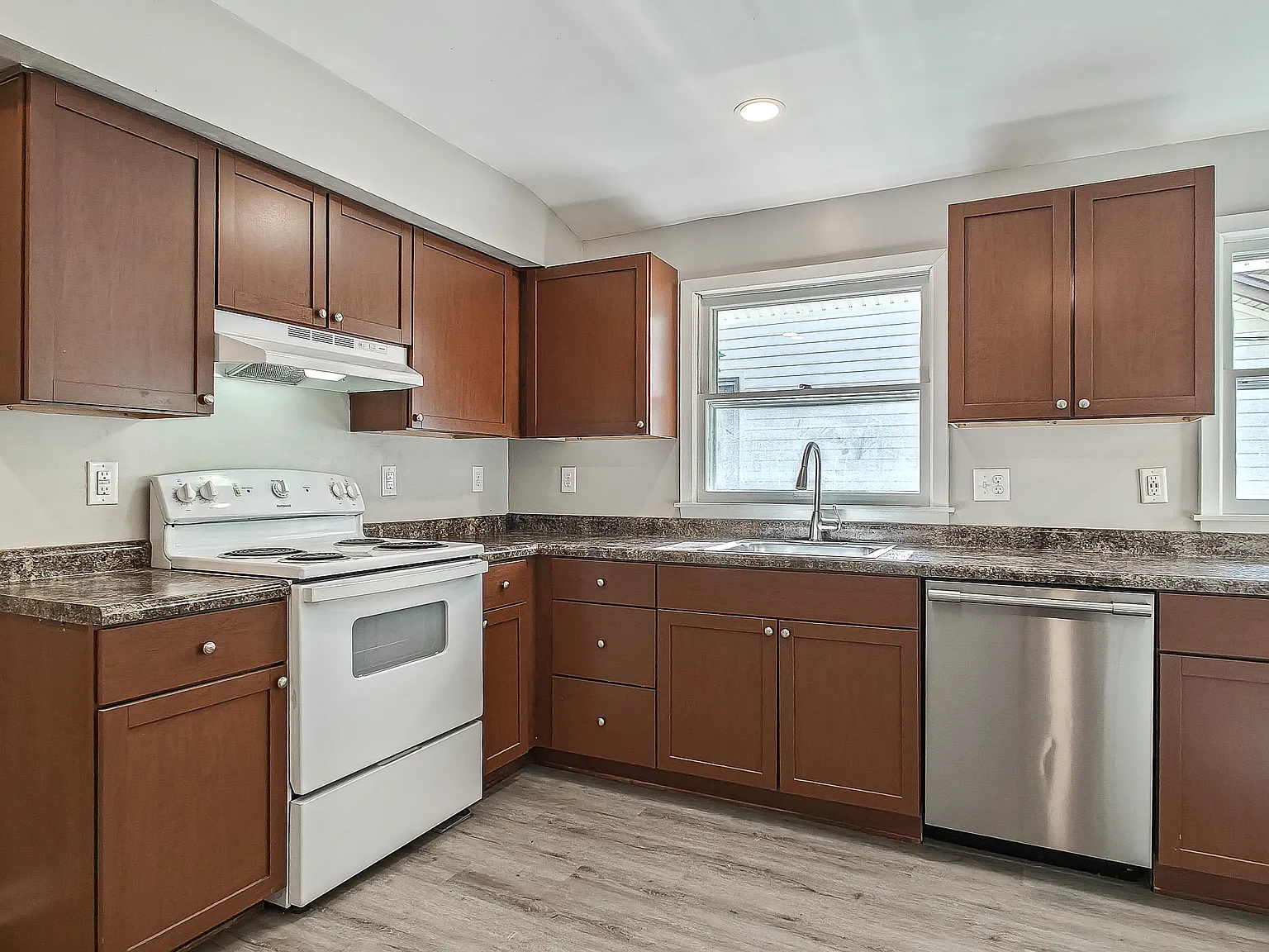 3 bed, 1200 sqft, $1,295 — Photo 4