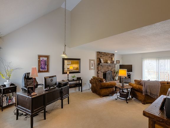 3rd image of 1611 E Drury Ln
