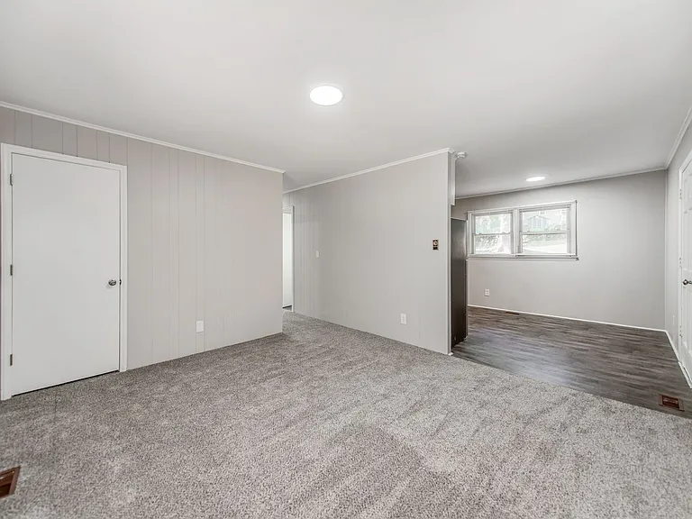 212 E Poplar St — Photo 6