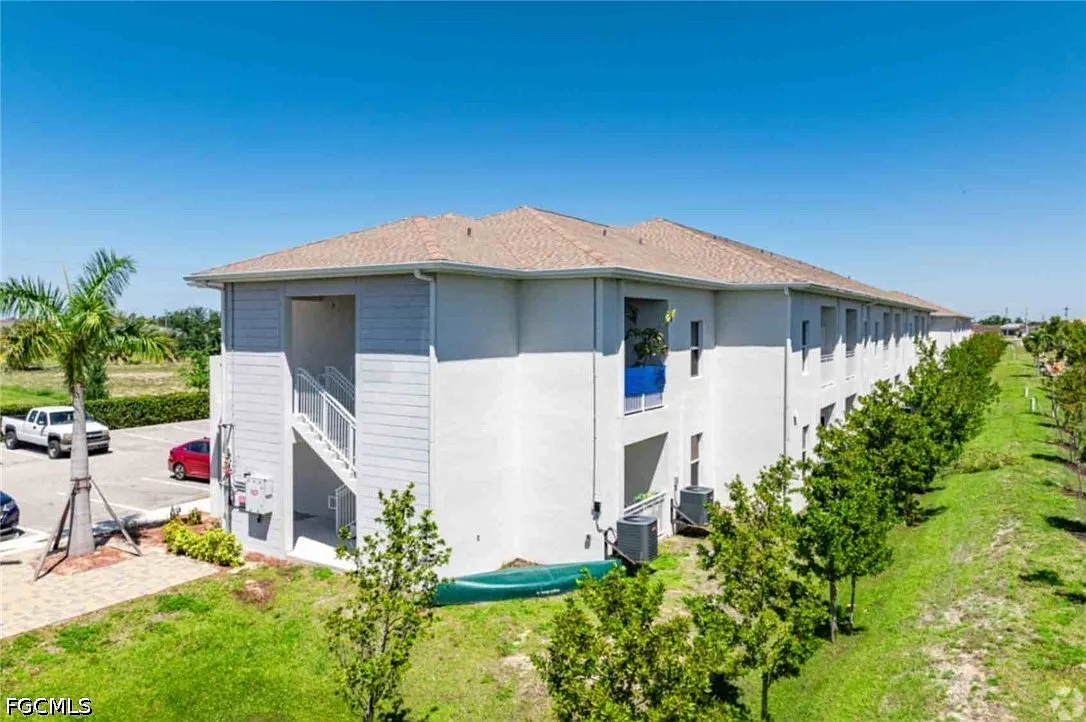 2 bed, 2.0 bath, 810 sqft, $1,345 — Photo 2