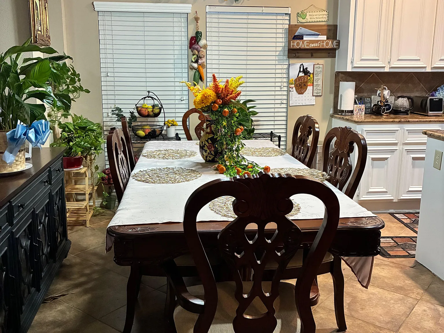 2 bed, 1.0 bath, 2600 sqft, $1,364 — Photo 2