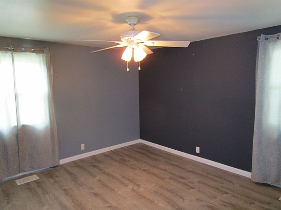 5th image of 2420 Crest Ave