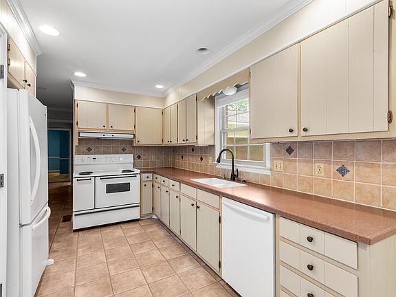 4th image of 106 Lannom Cir