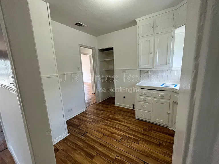 2805 Mitchell Ave — Photo 4