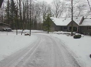 9034 Pine Island Dr NE, Comstock Park, MI 49321