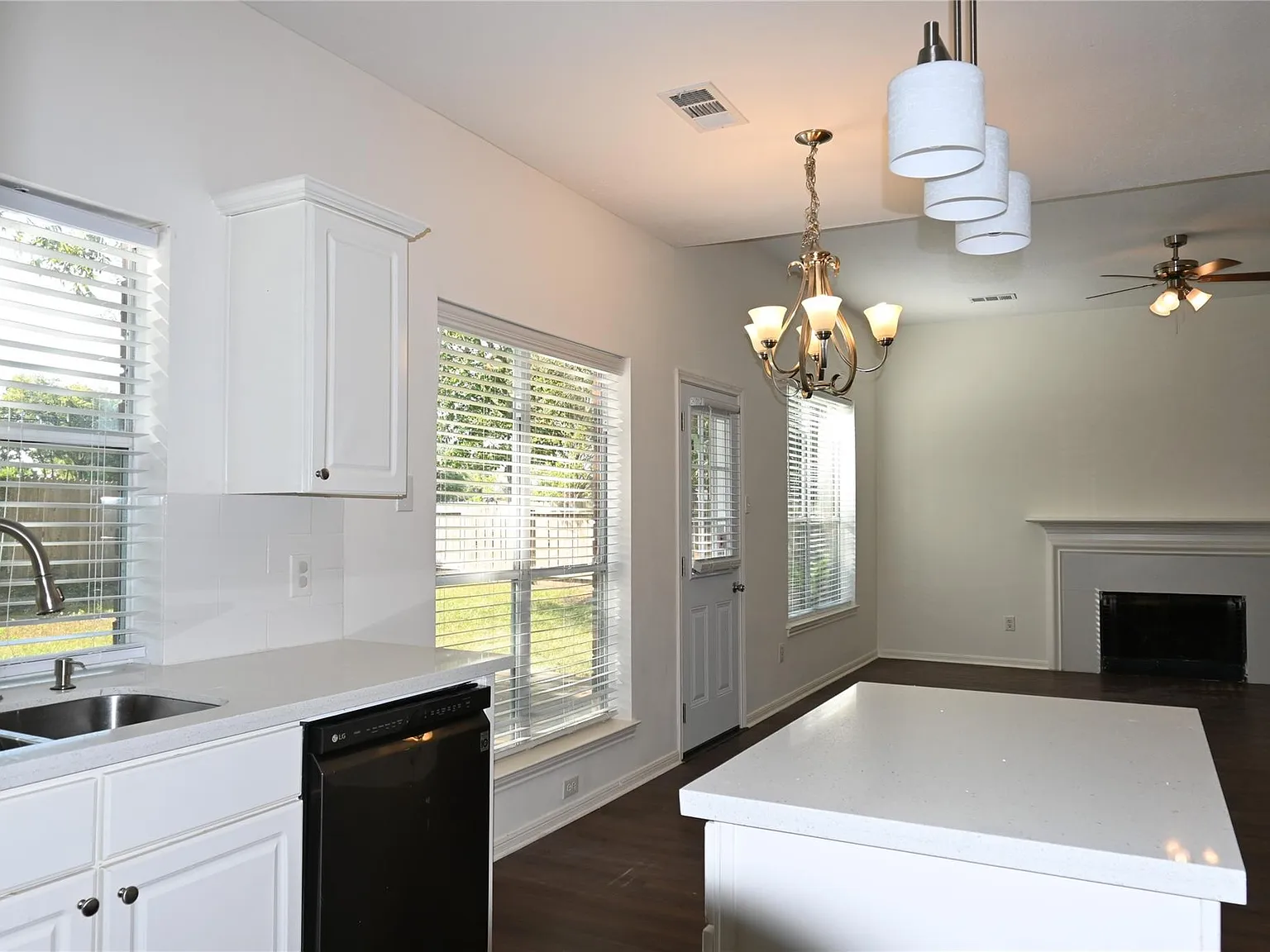 4 bed, 2.5 bath, 2266 sqft, $2,200 — Photo 4
