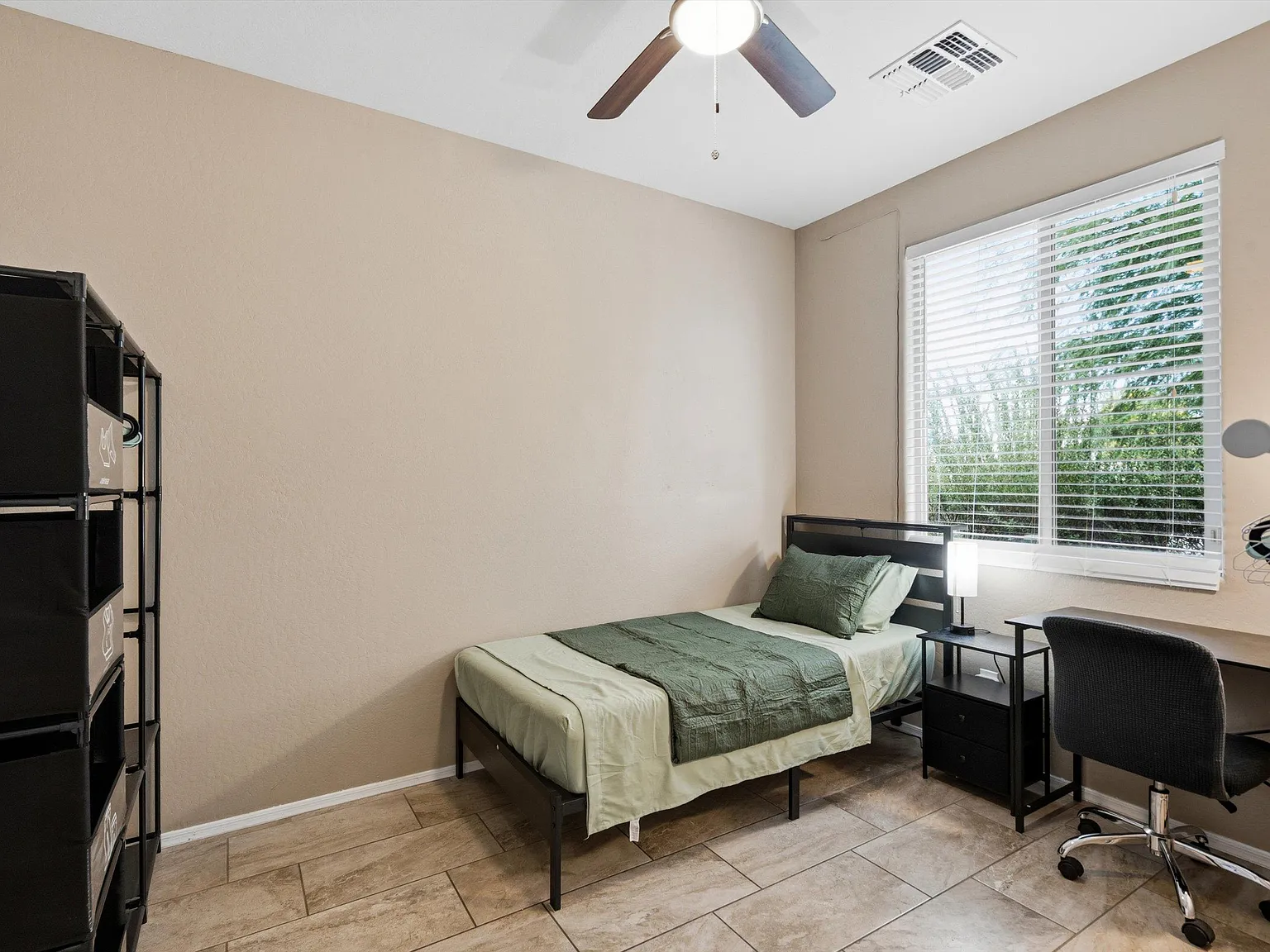 4 bed, 3.0 bath, 2076 sqft, $1,001 — Photo 3