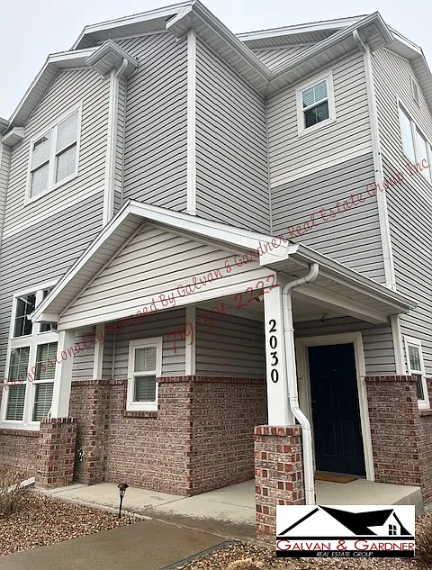 3 bed, 2.5 bath, 1957 sqft, $2,100 — Photo 2