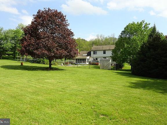 3rd image of 827 White Oak Ln