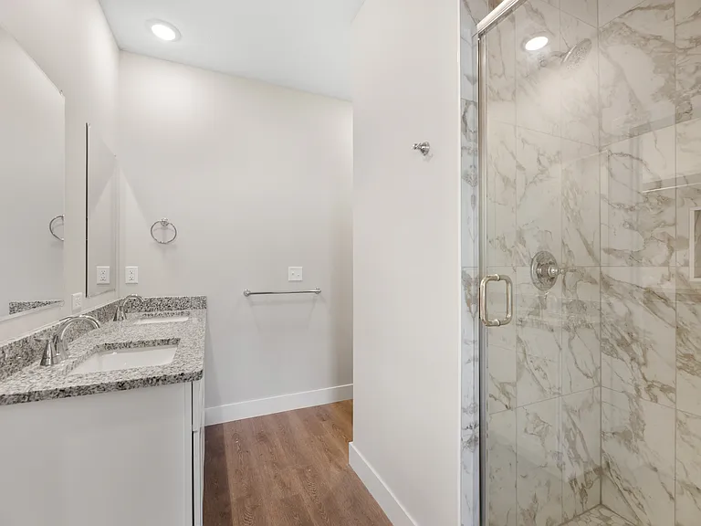 726 E Elmwood St — Photo 10