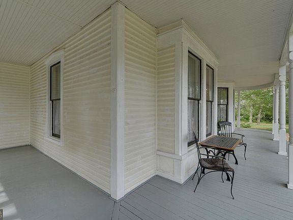4th image of 252 Benson St