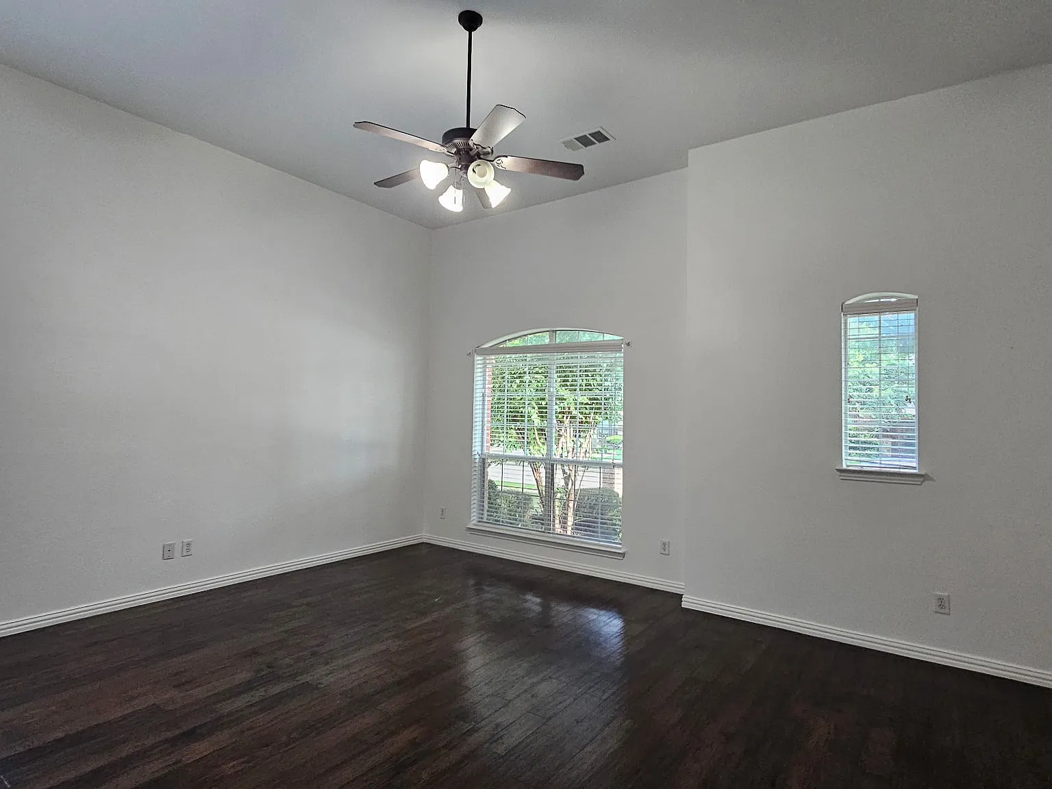 5 bed, 4586 sqft, $3,395 — Photo 4