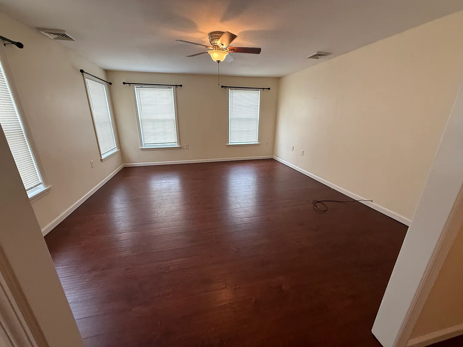 4 bed, $2,500 — Photo 3
