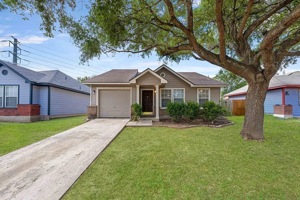 Charming 3-Bed Home with Fenced Yard & Garage in San Antonio Modern Comfort, Prime Value — Photo 1
