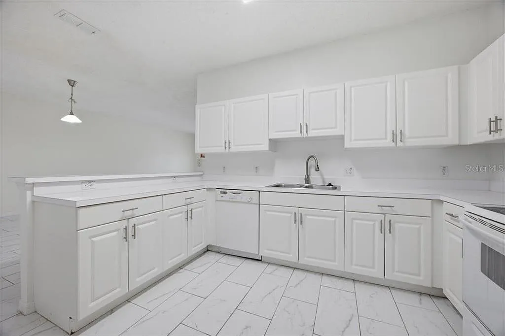 4 bed, 3.0 bath, 1650 sqft, $2,000 — Photo 2