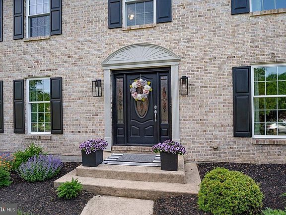 3rd image of 211 Eileens Way