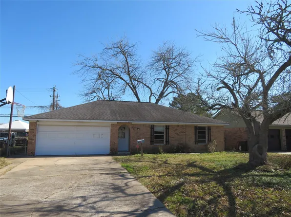 511 E Oak St, Highlands, TX 77562